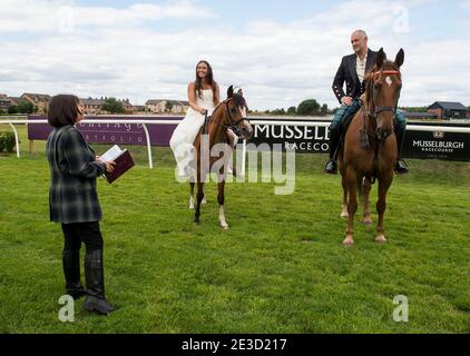 Musselburgh Racecourse Wedding, Musselburgh Racecourse, Musselburgh, East Lothian, Écosse, Royaume-Uni le major Chris Baird-Clark et la mariée Shelley se sont mariés Banque D'Images