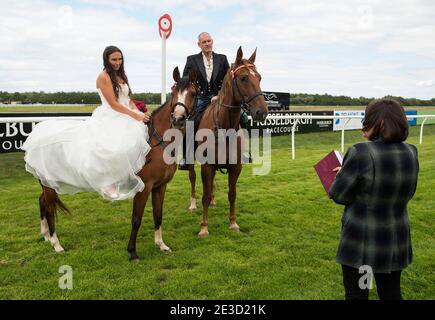 Musselburgh Racecourse Wedding, Musselburgh Racecourse, Musselburgh, East Lothian, Écosse, Royaume-Uni le major Chris Baird-Clark et la mariée Shelley se sont mariés Banque D'Images