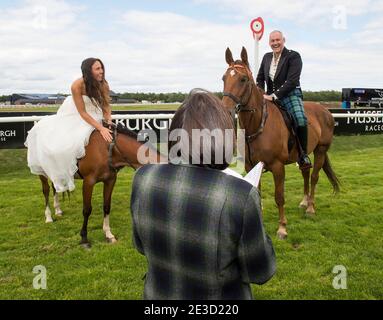 Musselburgh Racecourse Wedding, Musselburgh Racecourse, Musselburgh, East Lothian, Écosse, Royaume-Uni le major Chris Baird-Clark et la mariée Shelley se sont mariés Banque D'Images