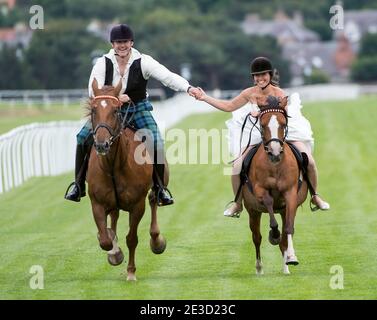 Musselburgh Racecourse Wedding, Musselburgh Racecourse, Musselburgh, East Lothian, Écosse, Royaume-Uni le major Chris Baird-Clark et la mariée Shelley se sont mariés Banque D'Images