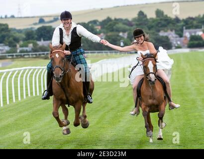 Musselburgh Racecourse Wedding, Musselburgh Racecourse, Musselburgh, East Lothian, Écosse, Royaume-Uni le major Chris Baird-Clark et la mariée Shelley se sont mariés Banque D'Images