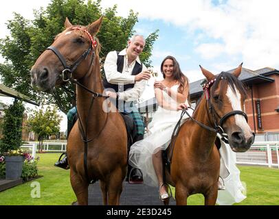 Musselburgh Racecourse Wedding, Musselburgh Racecourse, Musselburgh, East Lothian, Écosse, Royaume-Uni le major Chris Baird-Clark et la mariée Shelley se sont mariés Banque D'Images