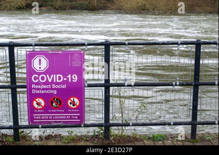 Maidenhead, Berkshire, Royaume-Uni. 17 janvier 2021. Un panneau Covid-19 à côté du Weir à l'écluse de Boulter. La Tamise reste haute à Maidenhead. Un nouveau nom de Storm Christoph devrait apporter des précipitations torrentielles cette semaine. Un avertissement météo jaune de pluie a été émis pour Londres et le Sud-est de 00 h 00 mercredi cette semaine à 12 h 00 jeudi. Crédit : Maureen McLean/Alay Banque D'Images