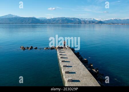 Nafplion, Péloponne, Grèce - 06 janvier 2019 : vue sur la montagne à travers la mer Banque D'Images