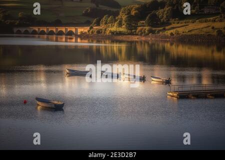 Lumière en fin de soirée sur les bateaux du réservoir Derwent Le Peak District Banque D'Images