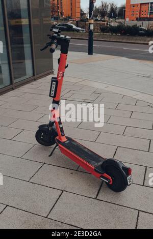 Birmingham, Royaume-Uni - 17 janvier 2021: Location de scooter électrique dans une rue à Birmingham, Royaume-Uni. Les e-trottinettes sont disponibles à Birmingham et Coventry Banque D'Images