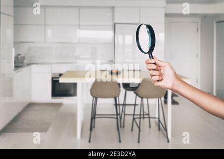 Inspection à la maison - inspecteur de loupe regardant la maison de cuisine arrière-plan Banque D'Images