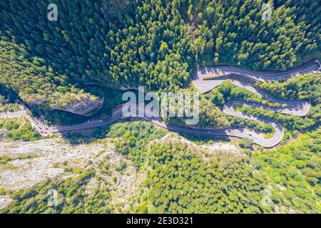 Au-dessus de la route de montagne sinueuse dans les Carpates roumains, les Gorges de Bicaz est une route étroite entre la Moldavie et la Transylvanie Banque D'Images