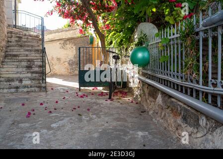 Kardamili, Péloponne, Grèce - 01 juin 2019 : vélo à l'extérieur du jardin Banque D'Images