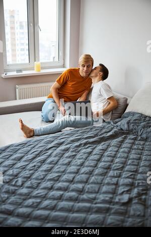 Beau couple gay passant du temps ensemble à la maison Banque D'Images