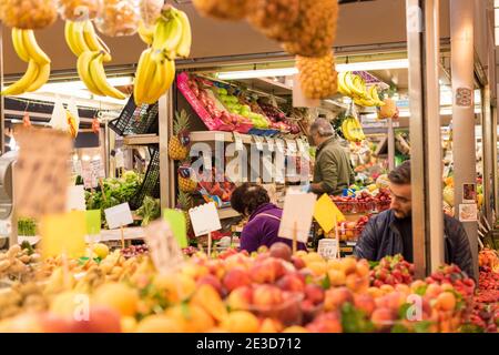 Une cale de fruits et légumes ou des greengrocers sur le marché alimentaire de Bologne Italie, Banque D'Images