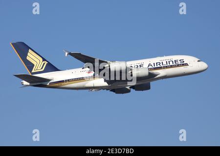 Singapore Airlines Airbus A380 avec enregistrement 9V-SKF sur taxi à l'aéroport de Francfort. Banque D'Images
