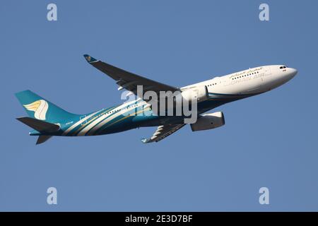 Oman Air Airbus A330-200 avec enregistrement A4O-DF aéroporté à l'aéroport de Francfort. Banque D'Images