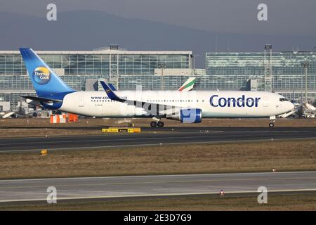 Boeing 767-300 de Condor allemand avec enregistrement G-DAJC sur taxi à l'aéroport de Francfort. Banque D'Images