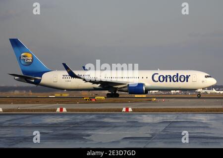 Boeing 767-300 de Condor allemand avec enregistrement G-DAJC sur le décollage sur la piste 18 de l'aéroport de Francfort. Banque D'Images