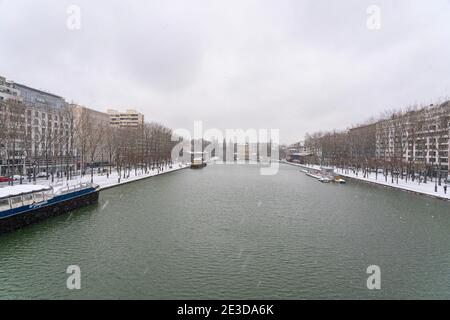 Paris, France - 01 16 2021 : vue sur un canal du bassin de la villette sous la neige Banque D'Images