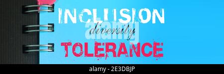 Mots de tolérance de diversité d'inclusion liés aux droits de l'homme tapés sur fond cyan. Concept social. Banque D'Images