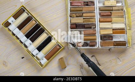 outils pour la restauration et la réparation de copeaux et rayures sur des surfaces en bois, des jeux de crayons de cire et un fer à souder Banque D'Images