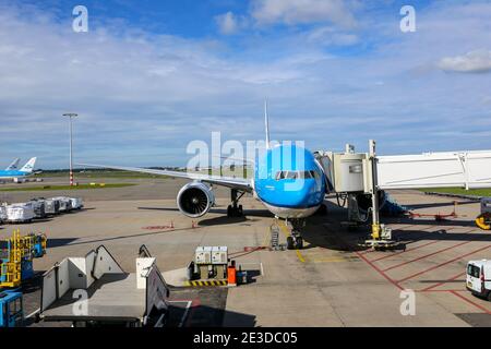 Amsterdam, pays-Bas, 30/09/20. Les avions à réaction Boeing 777 de KLM Airlines stationnés à la porte de l'aéroport d'Amsterdam Schiphol (AMS), avec des véhicules aéroportuaires. Banque D'Images