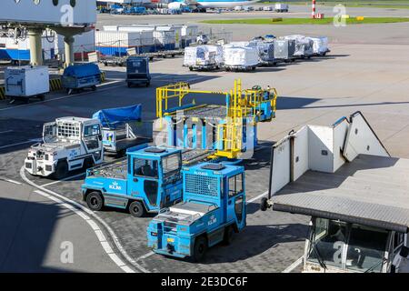 Amsterdam, pays-Bas, 30/09/20. Équipement de soutien au sol de l'aéroport, véhicules, remorqueurs, escaliers, chariots pour palettes de fret à l'aéroport d'Amsterdam. Banque D'Images