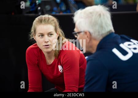 Jenn Valente de Team USA parle avec l'entraîneur Gary Sutton avant sa prochaine course. Coupe du monde de cyclisme sur piste UCI, Milton (Ontario), 25 janvier 2020 Banque D'Images