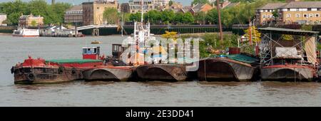 LONDRES, Royaume-Uni - 23 MAI 2009 : vue panoramique sur les routes de descente amarrer sur la Tamise qui abrite une petite communauté d'habitants de péniche Banque D'Images