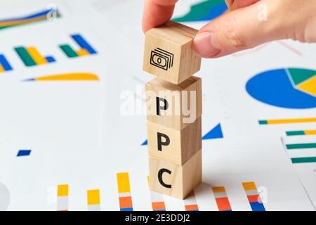 Payez par clic PPC sur des blocs en bois avec des graphiques. Banque D'Images