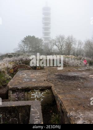 Le gel et le brouillard hivernaux se trouvent sur les restes abandonnés de la batterie lourde antiaérienne Purdown et de l'émetteur BT dans le Stoke Park de Bristol. Banque D'Images