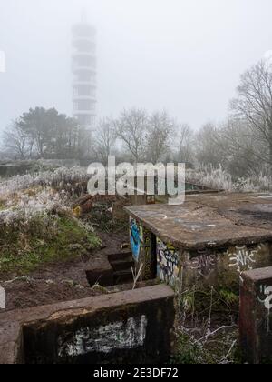 Le gel et le brouillard hivernaux se trouvent sur les restes abandonnés de la batterie lourde antiaérienne Purdown et de l'émetteur BT dans le Stoke Park de Bristol. Banque D'Images