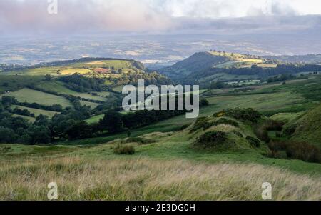 Le soleil du matin brille sur les collines des contreforts des montagnes noires au-dessus de la vallée de Wye au pays de Galles. Banque D'Images