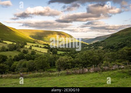 Le soleil du soir brille sur les sommets des montagnes noires, au-dessus de la vallée de la vallée d'Ewyas, dans les Brecon Beacons du pays de Galles. Banque D'Images