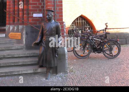 ALLEMAGNE, BERLIN, TREPTOW-KÖPENICK - 07 JUIN 2018 : statue du capitaine de Köpenick à l'entrée de l'hôtel de ville de Köpenick Banque D'Images