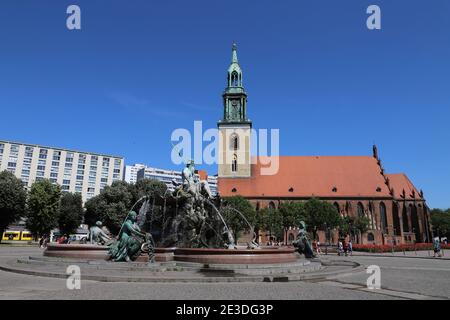 ALLEMAGNE, BERLIN - 08 JUIN 2018 : église Sainte-Marie et fontaine Neptune près d'Alexanderplatz à Berlin Banque D'Images