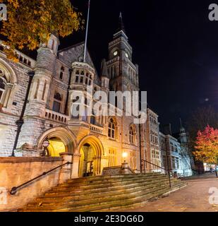 L'hôtel de ville gothique victorien du quartier londonien d'Ealing est éclairé la nuit. Banque D'Images