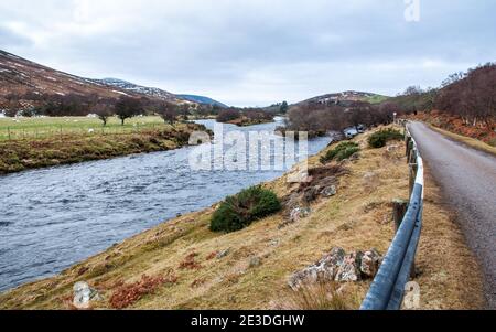 La rivière Helmsdale traverse la vallée de la Strath de Kildonan, à côté de la route A897, dans les Highlands du nord lointain de l'Écosse. Banque D'Images