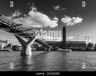 Londres, Angleterre, Royaume-Uni - 20 avril 2010 : un bateau passe devant la galerie d'art moderne Tate et le pont du Millénaire sur la Tamise dans le centre de Londres. Banque D'Images