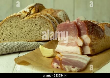 Saindoux avec une couche de viande et de pain. Filet de porc avec viande sur fond de bois et espace pour le texte. Bacon fumé avec couches sur un bac à bois Banque D'Images