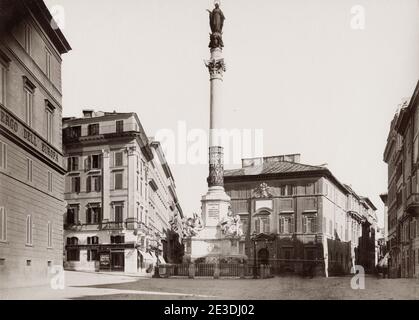 Photographie ancienne du XIXe siècle : la colonne de l'Immaculée conception est un monument du XIXe siècle dans le centre de Rome représentant la Vierge Marie, située dans ce qu'on appelle Piazza Mignanelli, vers l'extension sud-est de la Piazza di Spagna. Banque D'Images