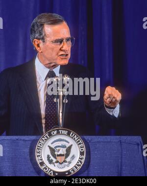 SYRACUSE, NEW YORK, États-Unis, NOVEMBRE 1986 - le vice-président américain George Herbert Walker Bush parle. Banque D'Images