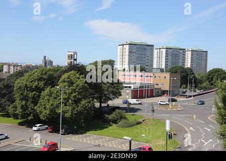 Ayr, Ayrshire, Écosse, Royaume-Uni. Vue sur la ville du comté depuis un point de vue élevé montrant la ligne d'horizon, le toit du centre-ville. Des appartements de grande hauteur avec feu écossais et caserne de pompiers de secours en premier plan Banque D'Images