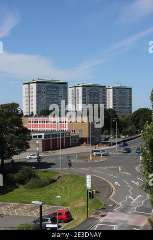 Ayr, Ayrshire, Écosse, Royaume-Uni. Vue sur la ville du comté depuis un point de vue élevé montrant la ligne d'horizon, le toit du centre-ville. Des appartements de grande hauteur avec feu écossais et caserne de pompiers de secours en premier plan Banque D'Images