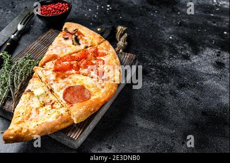 Ensemble de différentes tranches de pizza. Arrière-plan noir. Vue de dessus. Copier l'espace Banque D'Images