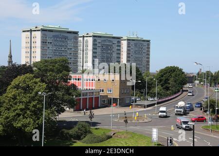 Ayr, Ayrshire, Écosse, Royaume-Uni. Vue sur la ville du comté depuis un point de vue élevé montrant la ligne d'horizon, le toit du centre-ville. Des appartements de grande hauteur avec feu écossais et caserne de pompiers de secours en premier plan Banque D'Images