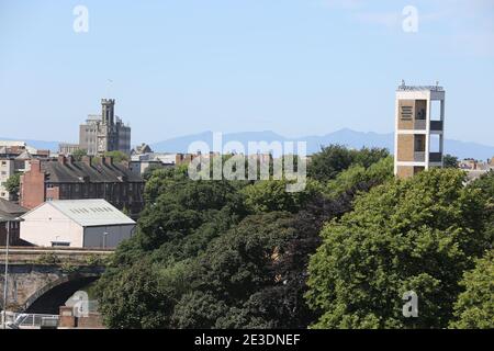 Ayr, Ayrshire, Écosse, Royaume-Uni. Vue sur la ville depuis un point de vue élevé sur la ligne d'horizon, le toit du centre-ville. Tour de la caserne de pompiers en premier plan avec la tour Wallace et les bureaux de poste. L'île d'Arran est également visible Banque D'Images