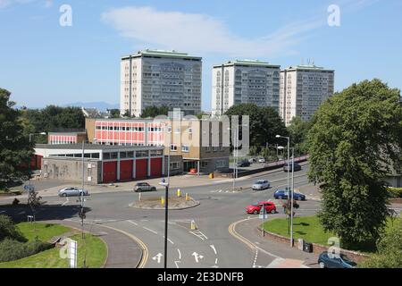 Ayr, Ayrshire, Écosse, Royaume-Uni. Vue sur la ville du comté depuis un point de vue élevé montrant la ligne d'horizon, le toit du centre-ville. Des appartements de grande hauteur avec feu écossais et caserne de pompiers de secours en premier plan Banque D'Images