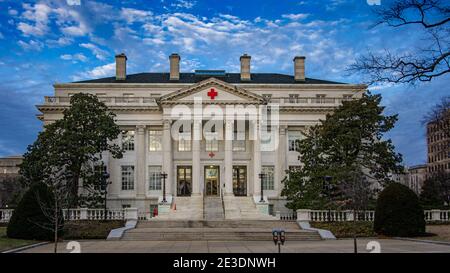 Washington DC—7 février 2019; vue de l'entrée principale du siège national de la Croix-Rouge américaine au lever du soleil construite entre 1915 et 1917, elle sert également un Banque D'Images