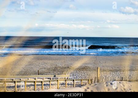 Vue sur la plage à travers la dune Banque D'Images