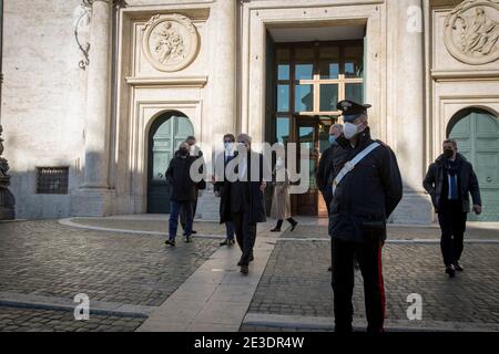 Rome Italie , 18 janvier 2021 Antonio Tajani eurodéputé (membre du Parlement européen pour le Parti Forza Italia, ancien Président du Parlement européen). Rome, 18/01/2021. Les députés italiens en dehors de la Chambre des députés (Chambre basse du Parlement italien) tandis que le Premier ministre italien, Giuseppe Conte, demande à la Chambre un vote de confiance pour sauver le gouvernement italien après la défection des deux ministres appartenant au petit parti, Italia Viva (Italie vivante), Dirigé par l'ancien Premier ministre italien Matteo Renzi. Banque D'Images