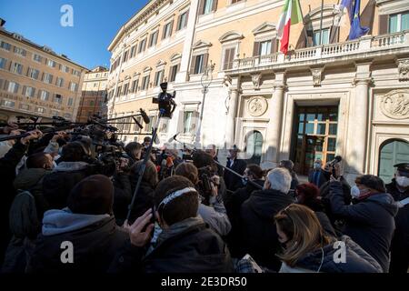 Rome Italie , 18 janvier 2021 Antonio Tajani eurodéputé (membre du Parlement européen pour le Parti Forza Italia, ancien Président du Parlement européen). Rome, 18/01/2021. Les députés italiens en dehors de la Chambre des députés (Chambre basse du Parlement italien) tandis que le Premier ministre italien, Giuseppe Conte, demande à la Chambre un vote de confiance pour sauver le gouvernement italien après la défection des deux ministres appartenant au petit parti, Italia Viva (Italie vivante), Dirigé par l'ancien Premier ministre italien Matteo Renzi. Banque D'Images