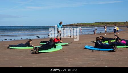 École de surf, Belhaven Beach, près de Dunbar, East Lothian Banque D'Images